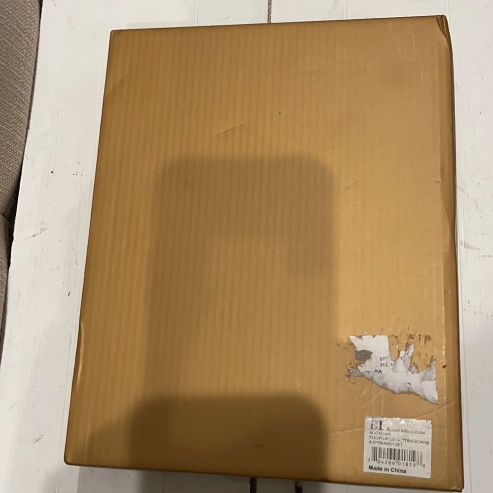 NWT Fleece De Lis Cutting Board & Spreader Set